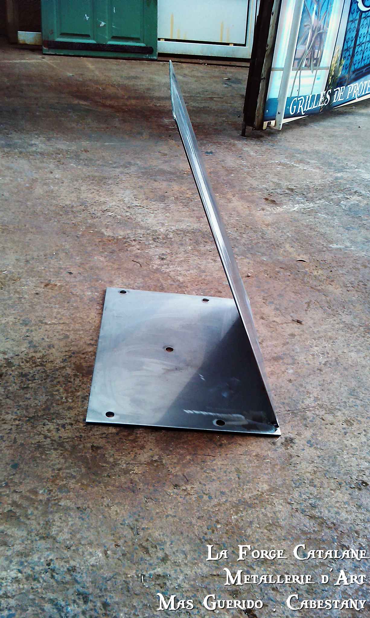 support en fer plie avec decoupe laser hommage universite perpignan forge catalane.jpg